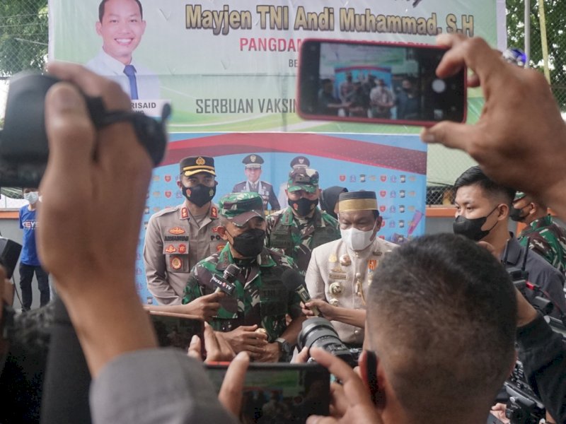 Pangdam XIV/Hsn Mayjen TNI Andi Muhammad bersama Bupati Bone Andi Fahsar M Padjalangi. (Ist)