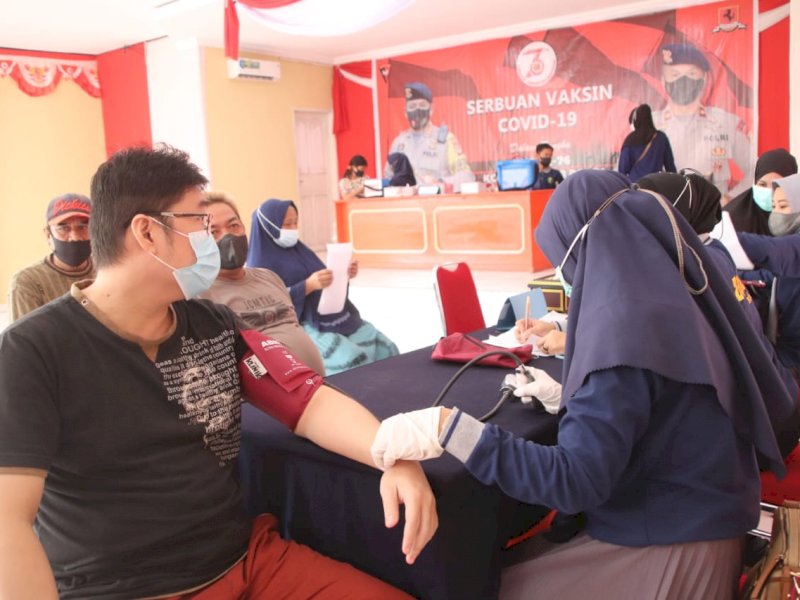 Suasana vaksinasi yang digelar Brimob Batalyon C Pelopor Bone. (Foto: Ist)