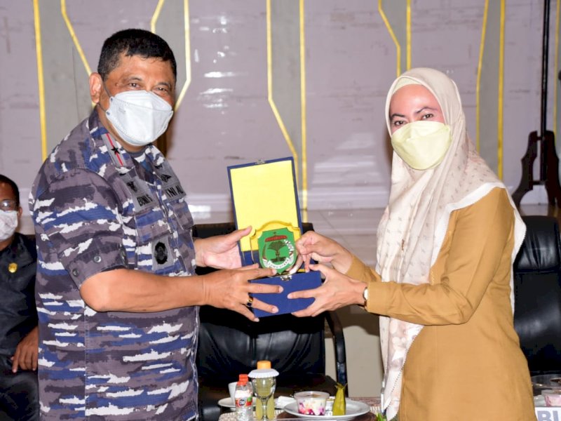 Danlantamal VI Makassar Laksma TNI Dr Benny Sukandari menerima cinderamata dari Bupati Lutra Indah Putri Indriani. (Ist)