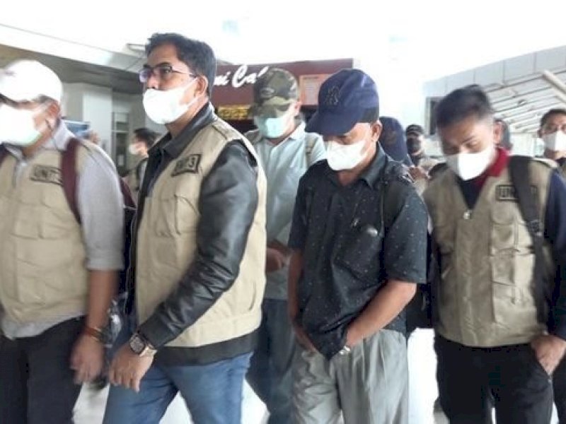 5 Tersangka korupsi alkes black market RS Siti Fatimah yang ditangkap di Jakarta tiba di Makassar.(Ist)