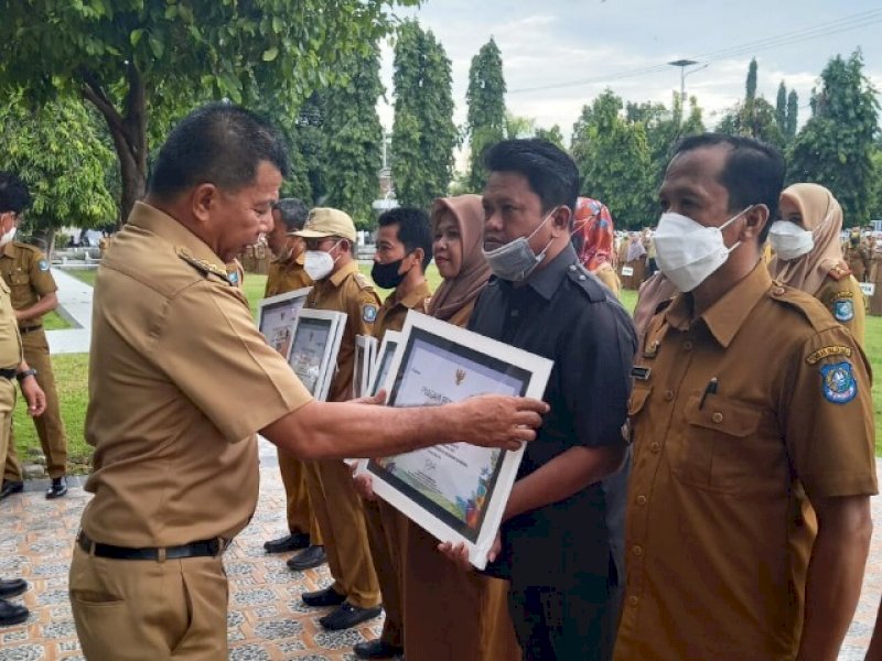 Bupati Bulukumba Andi Utta serahkan penghargaan kepada 15 desa. (Foto: Ist)