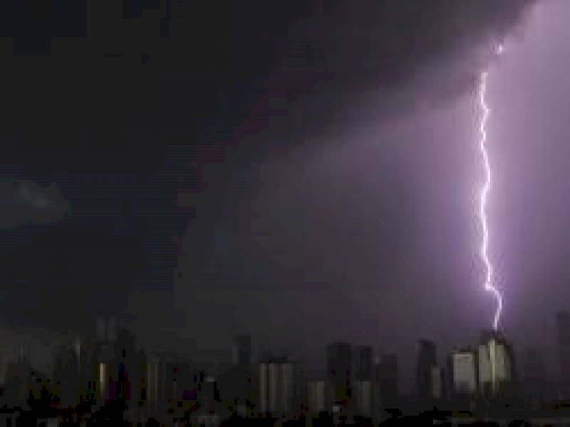 BMKG: Waspada! Cuaca Ekstrem Landa Indonesia Sepekan ke Depan