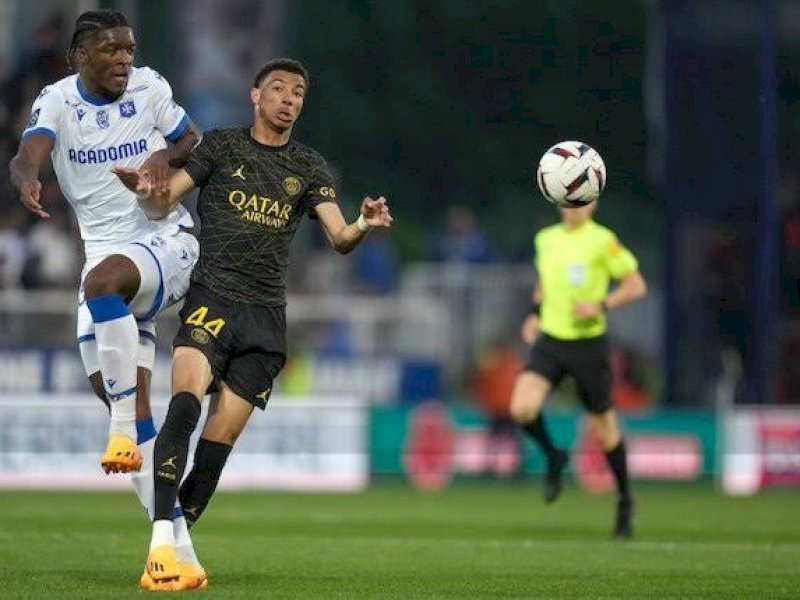 Pemain PSG dan Auxerre berebut bola dalam laga dini hari tadi. (int) 
