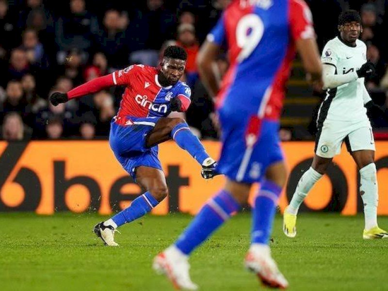 Pemain Crystal Palace melepas tembakan ke gawang Chelsea. (int) 