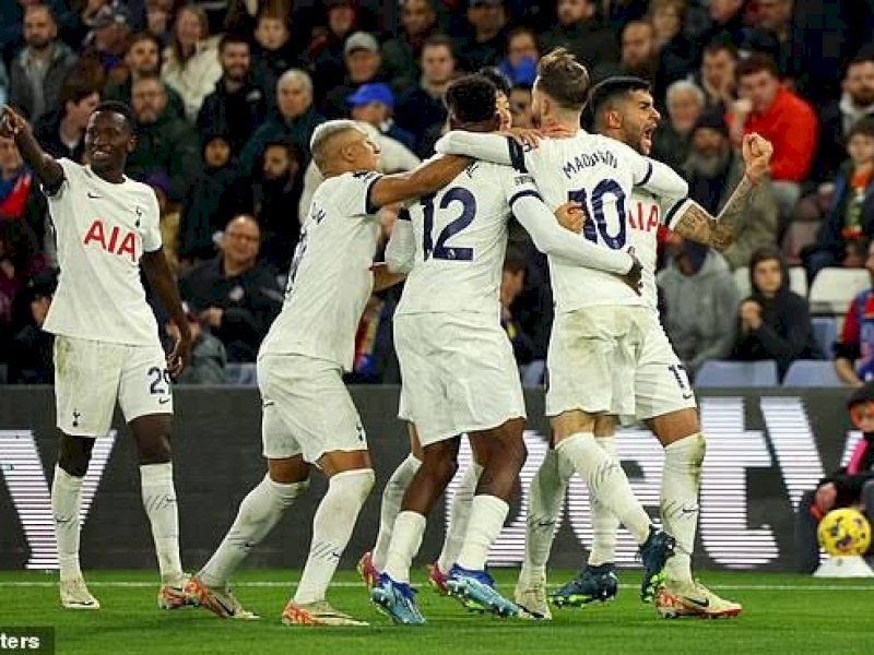 Pemain Tottenham merayakan gol ke gawang Crystal Palace. (int)