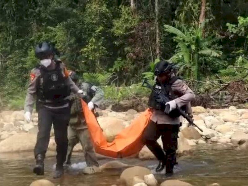 Petugas saat melakukan evakuasi korban pembantaian KKB. (int)