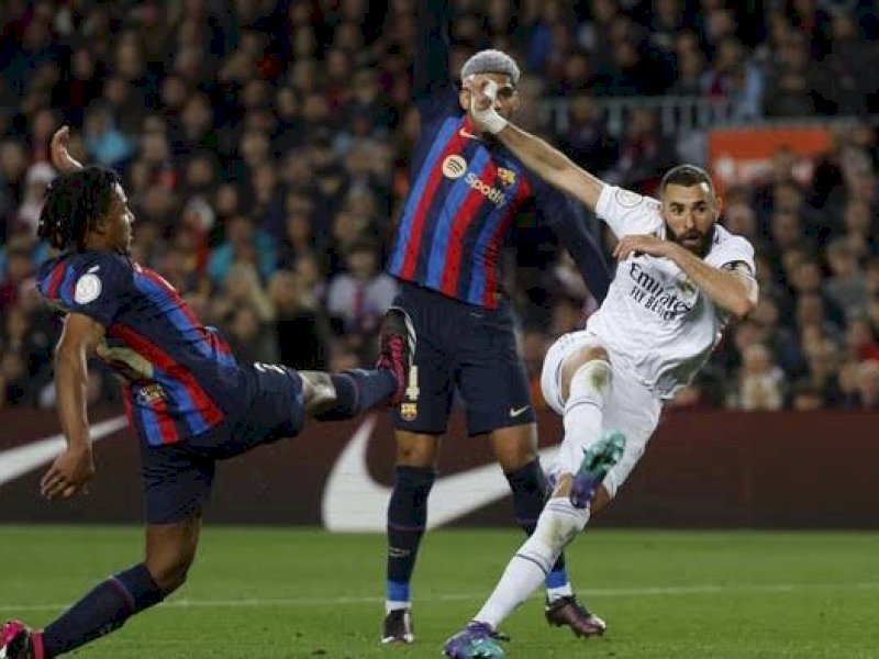 Karim Benzema melepas tembakan ke gawang Madrid. (int)