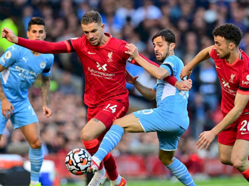 Pemain Liverpool dan Manc City berjibaku merebut bola. (int)