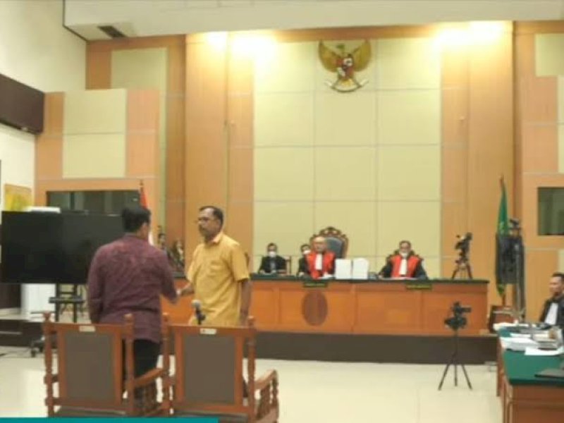 Haris Azhar bersalaman dengan Luhut Binsar Pandjaitan dalam sidang pekan lalu. 