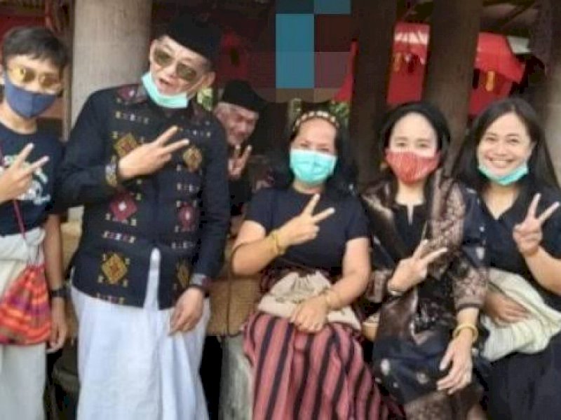 Pose dua jari Rospita Napa yang beredar luas tiga pekan lalu. Ia diindikasikan tak netral di Pilkada Tator.