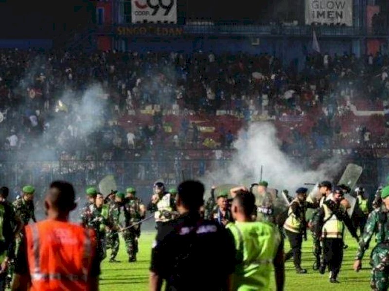 Suasana Stadion Kanjuruhan saat rusuh yang menewaskan lebih dari 100 orang.