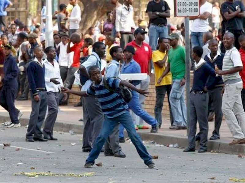 Kerusuhan di Afrika Selatan yang menewaskan 72 orang. 