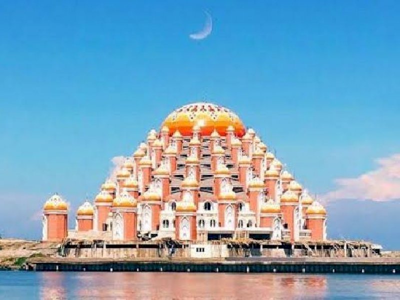 Masjid Kubah 99 Asmaul Husna Makassar. 