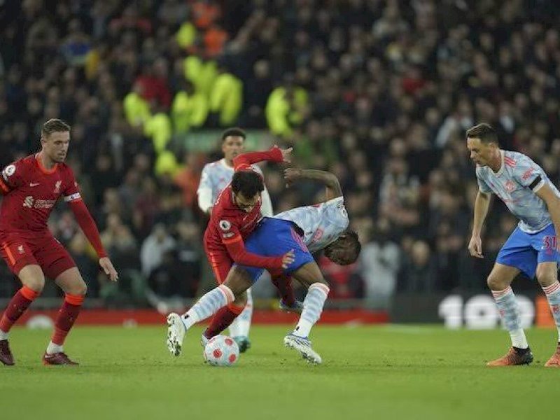 Laga Liverpool vs MU di Anfield diwarnai olok-olok fans MU. (int) 