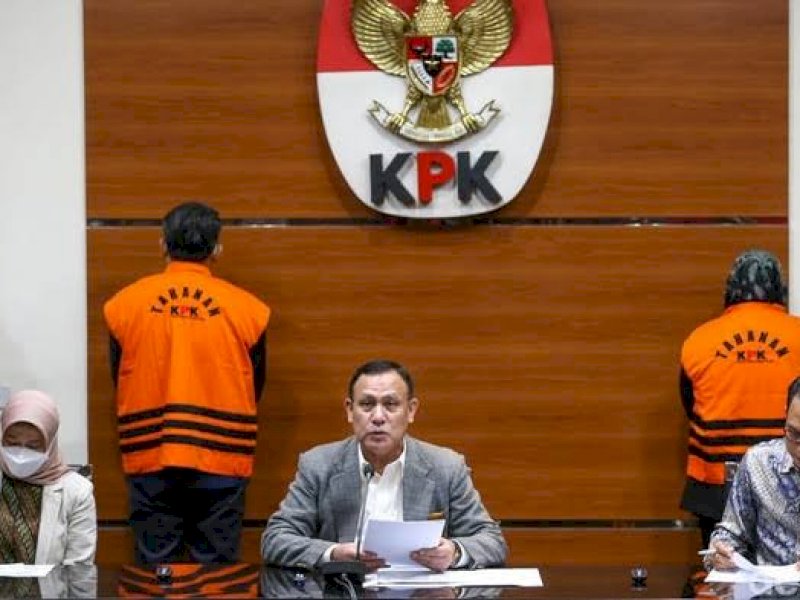 Ketua KPK Firli Bahuri mengumumkan status tersangka Bupati Bogor Ade Yasin dini hari tadi. 