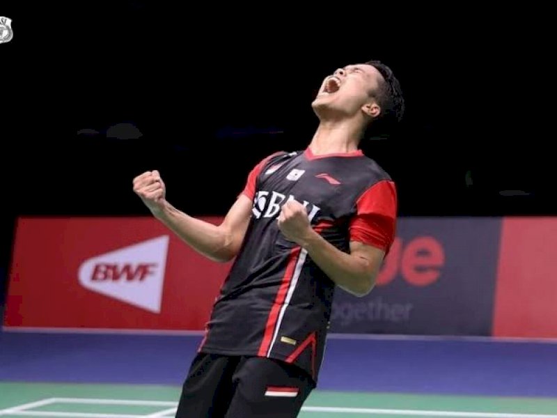 Anthony Ginting meluapkan kegembiraan usai menang atas Kento Momota. (int) 