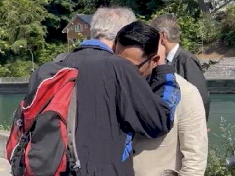 Heinrich menyampaikan simpati mendalam kepada Ridwan Kamil sembari memeluknya