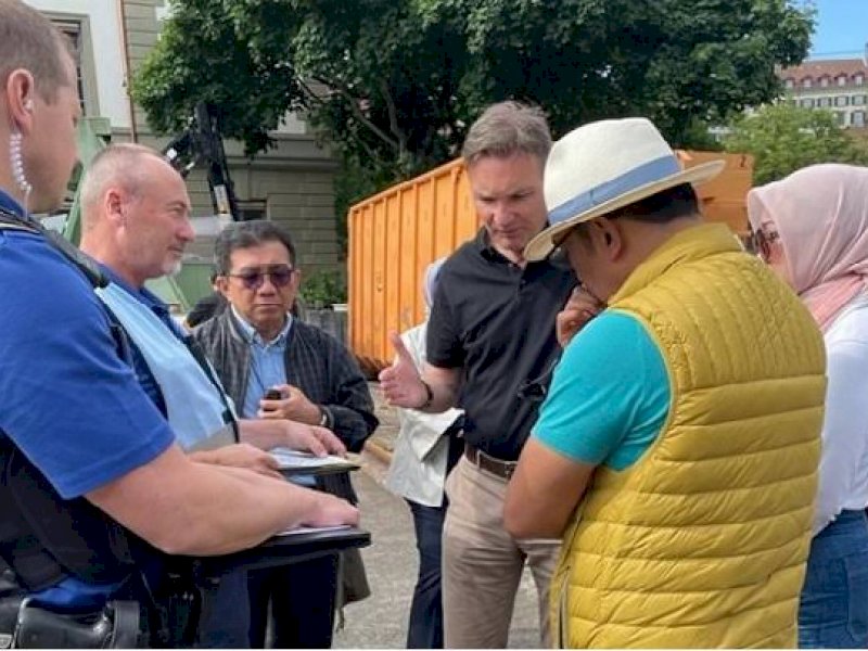 Ridwan Kamil dan istri menyusuri Sungai Aare untuk mencari putranya.