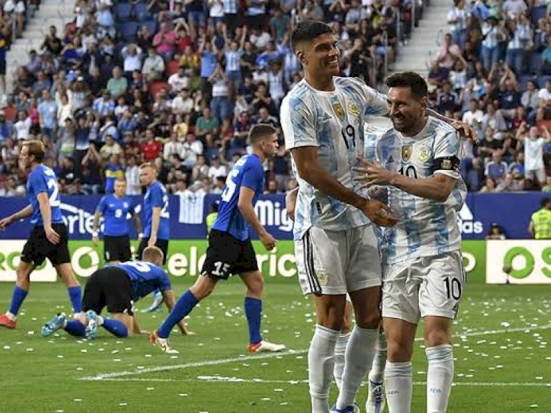 Pemain Argentina merayakan gol usai membobol gawang Estonia. (int) 