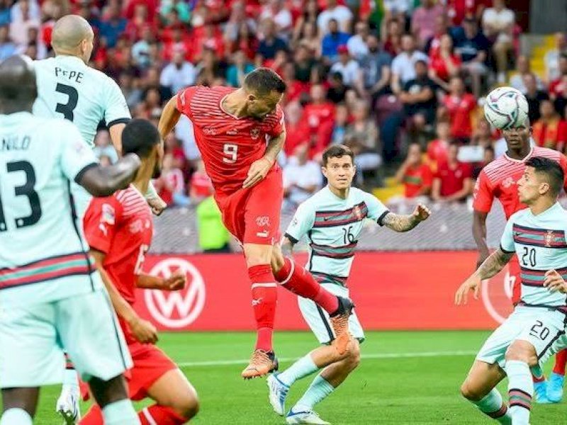 Pemain Swiss menanduk bola ke gawang Portugal. Portugal kalah 0-1. (int) 