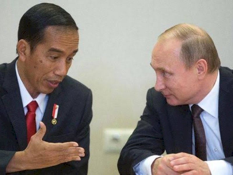 Presiden Rusia Vladimir Putin menyambut Presiden Republik Indonesia Joko Widodo (Jokowi) di Istana Kremlin, Moskow.