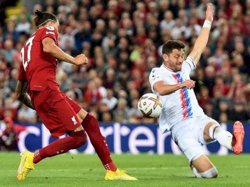 Pemain Liverpool berjibaku dengan pemain Crystal Palace. Skor berakhir 1-1. (int) 