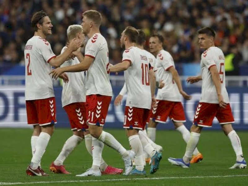 Denmark merayakan gol ke gawang Prancis. Denmark menang 2-0.