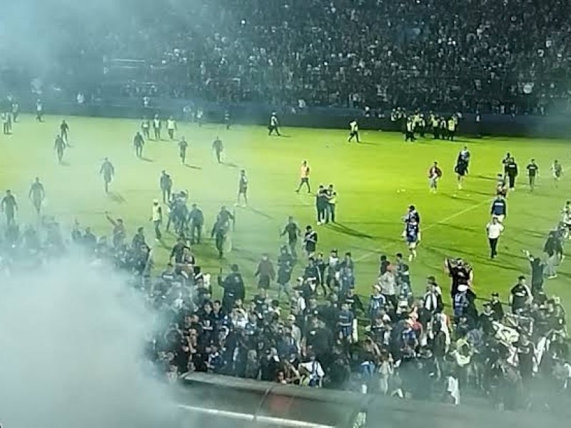 Suporter menyerbu lapangan dan memicu kerusuhan Di Stadion Kanjuruhan Malang. 