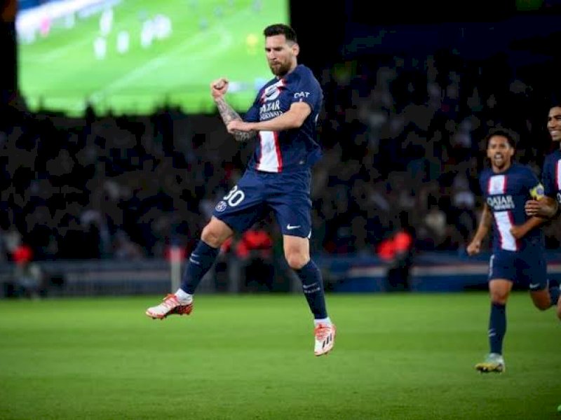 Lionel Messi melakukan selebrasi usai menjebol gawang Nice. (int) 