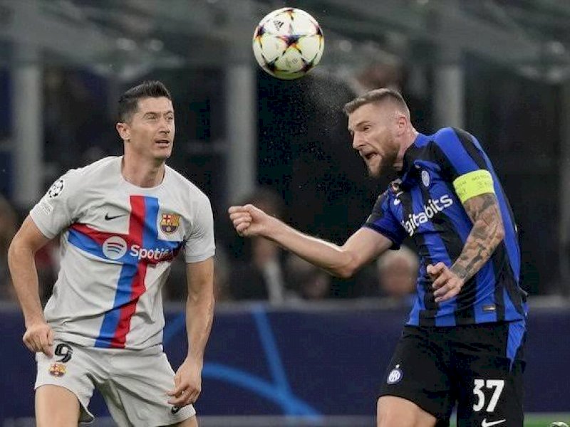 Pemain Inter Milan mengontrol bola dibayangi Lewandowski. (int) 