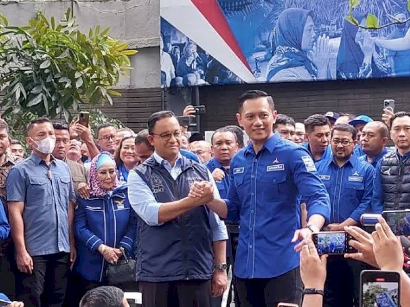 Anies Baswedan salam komando dengan AHY. 