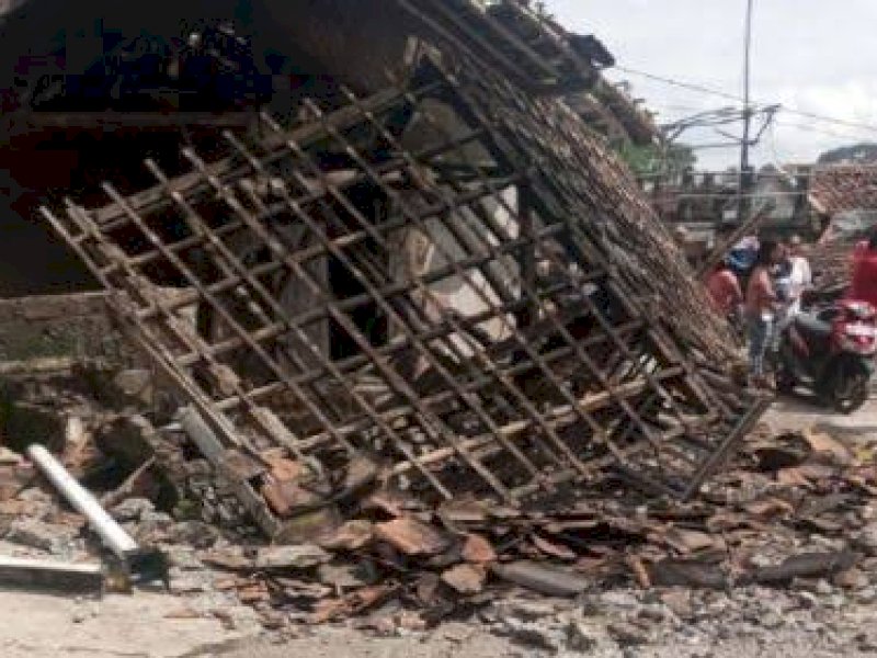 Rumah warga di Cianjur yang ambruk akibat gempa.