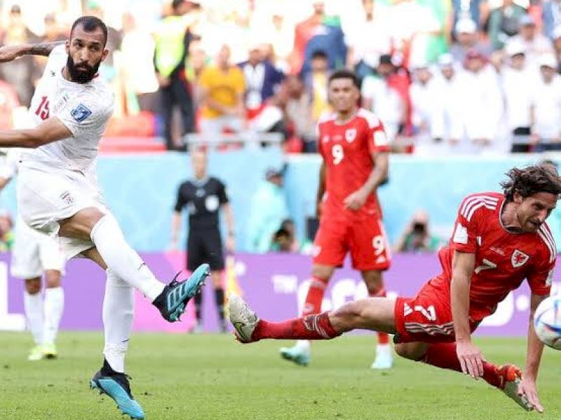 Pemain Wales berusaha mengadang tendangan pemain Iran.(int)