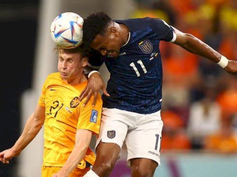Pemain Belanda dan Ekuador berebut bola udara. (int)