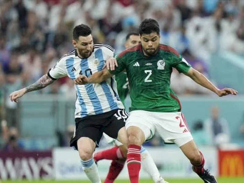 Lionel Massi diadang pemain Meksiko. (int)