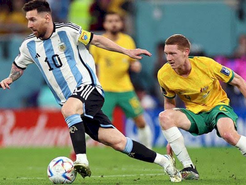 Lionel Messi melewati pemain Australia. (int)