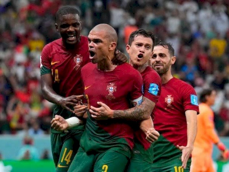 Pemain Portugal merayakan gol ke gawang Swiss. (int)