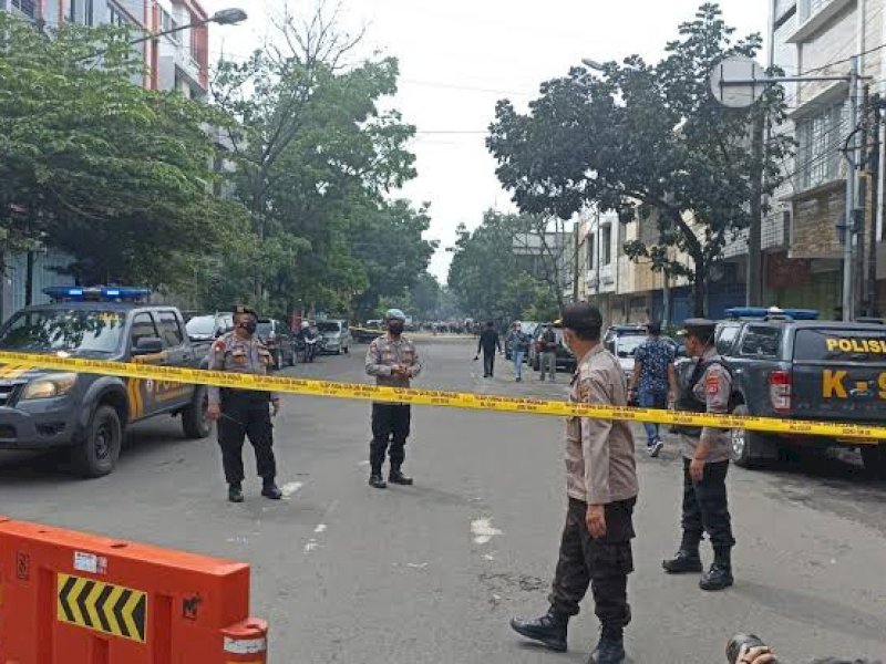 Polisi mengamankan lokasi ledakan bom di Polsek Astana Anyar. (int)