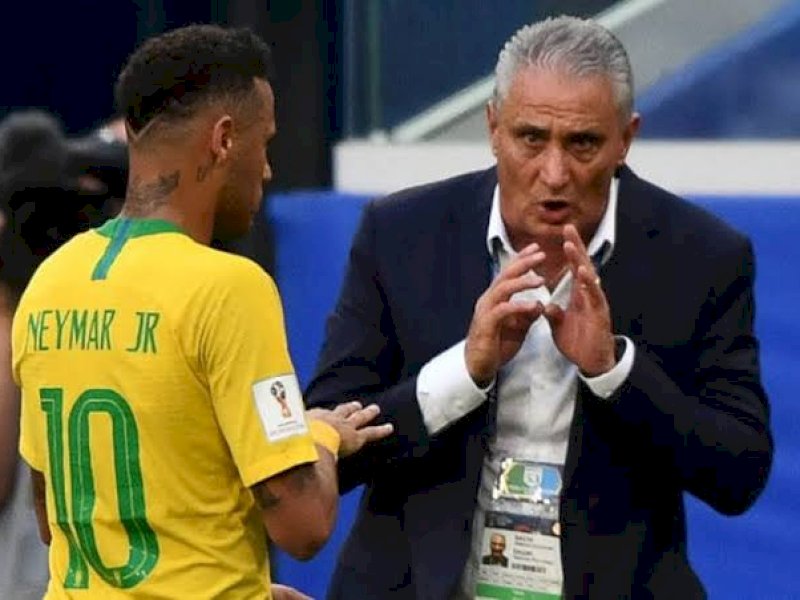 Tite memberi instruksi kepada Neymar. (int)