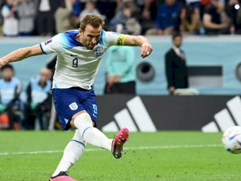 Harry Kane mengeksekusi penalti ke gawang Prancis. (int)
