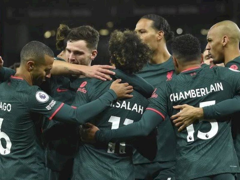 Pemain merayakan gol ke gawang Aston Villa. (int)