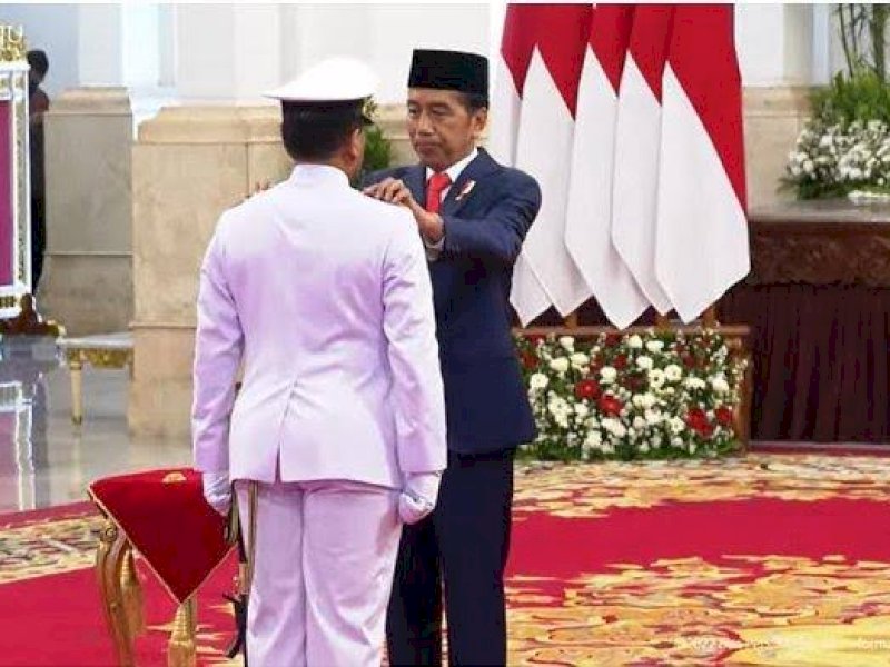 Presiden Joko Widodo melantik Laksamana Muhammad Ali sebagai KSAL.