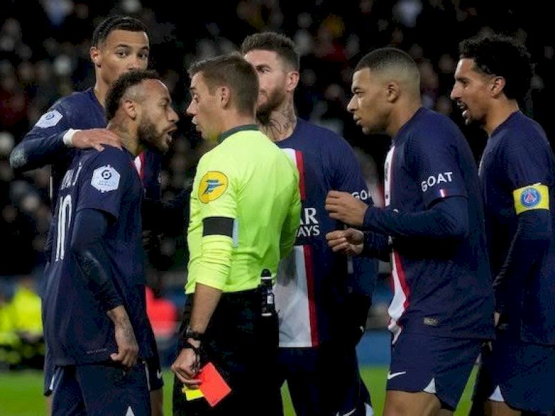 Wasit menghadiahi Neymar kartu merah dalam laga dini hari tadi. (int)