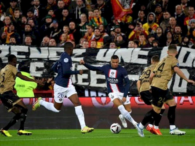 Kylian Mbappe mencoba menggiring bola untuk melewati pemain Lens, (int)