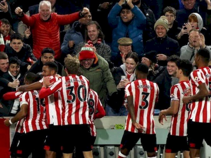 Brentford merayakan gol ke gawang Liverpool. (int)