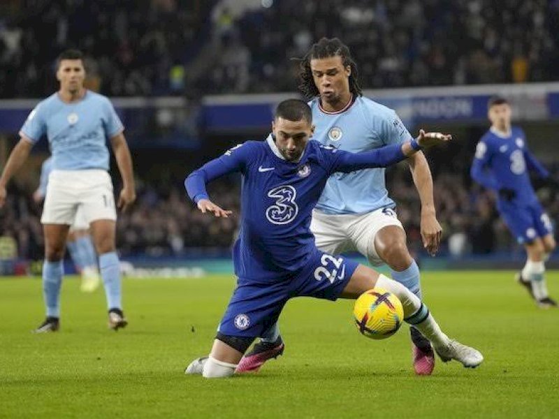 Pemain Chelsea berebut bola dengan pemain Man City. (int)