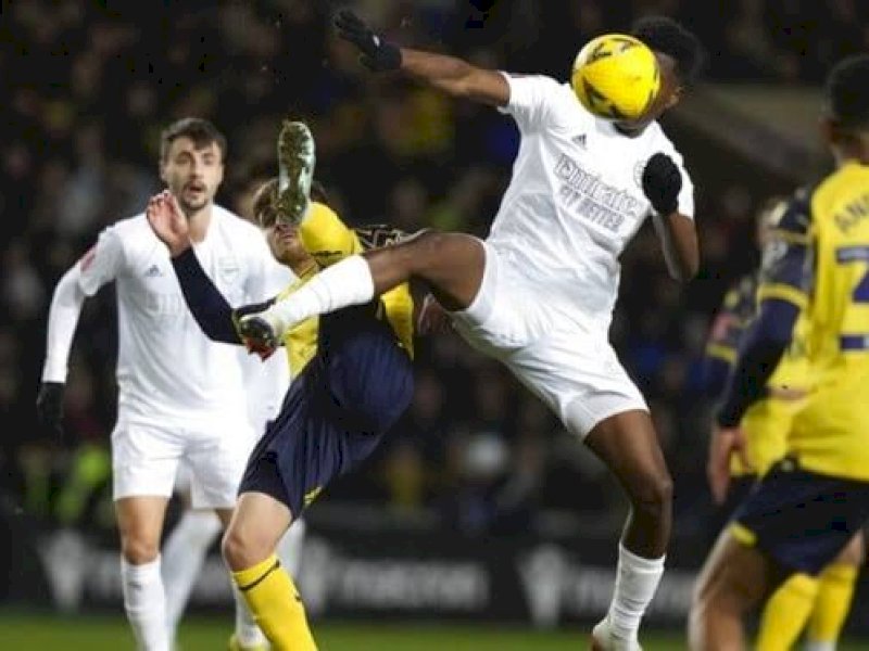 Pemain Arsenal dan Oxford berjibaku dalam laga dini hari tadi. (int)