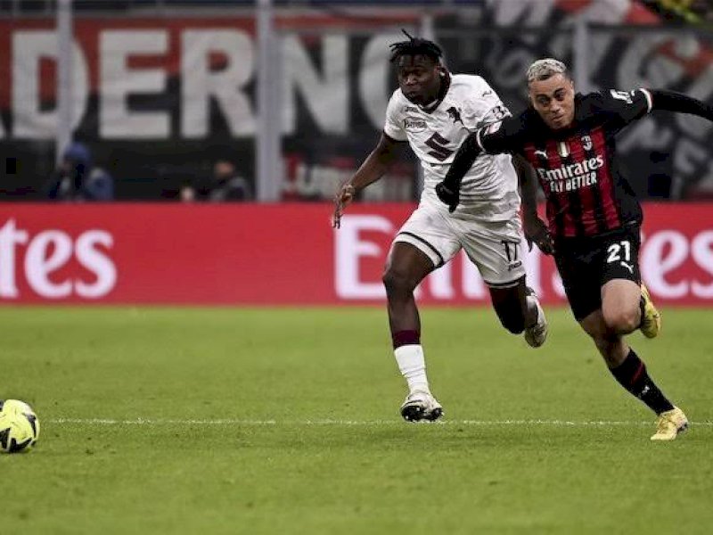 Pemain Torino berusaha menghentikan laju pemain AC Milan. (int)