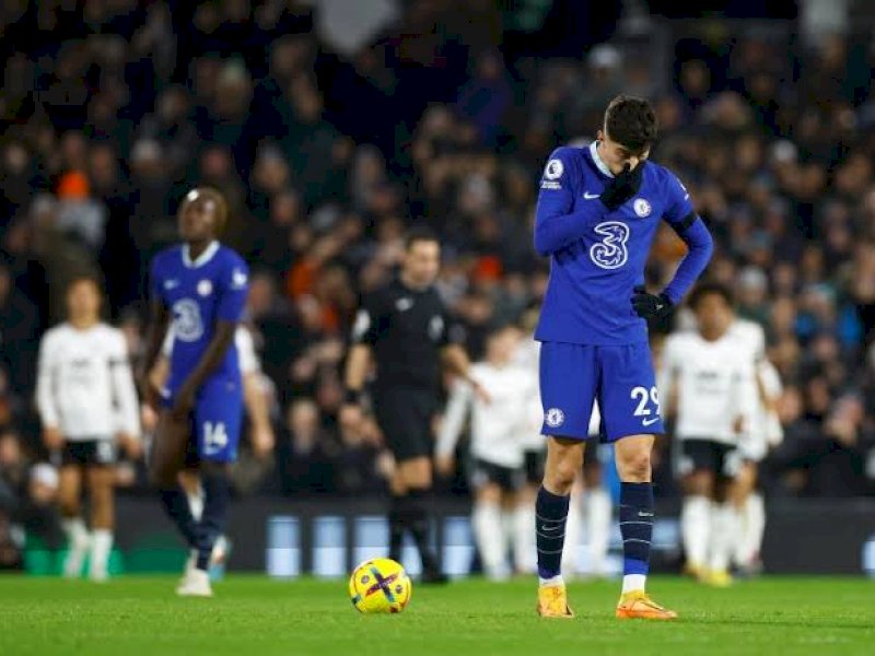 Pemain Chelsea tertunduk usai ditaklukkan Fulham. (int)