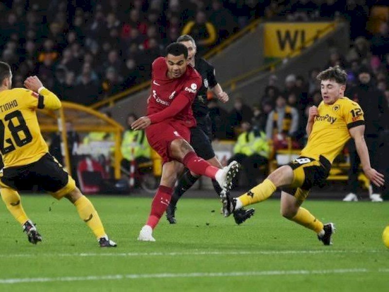 Pemain Liverpool melepaskan tembakan ke arah gawang Wolverhampton. (int)
